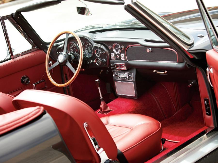 Интерьер Aston Martin DB6 Volante (3635/R) 1967 года  (фото 10 из 32)